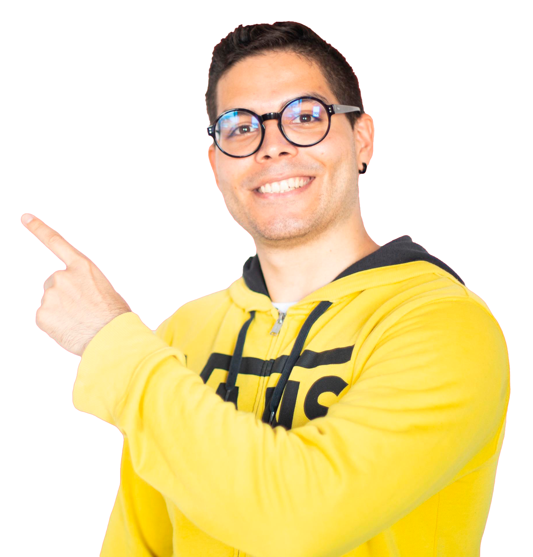 Persona con sudadera amarilla de la marca VANS, usando gafas redondas, sonriendo y señalando hacia la izquierda con el dedo índice, sobre un fondo transparente.